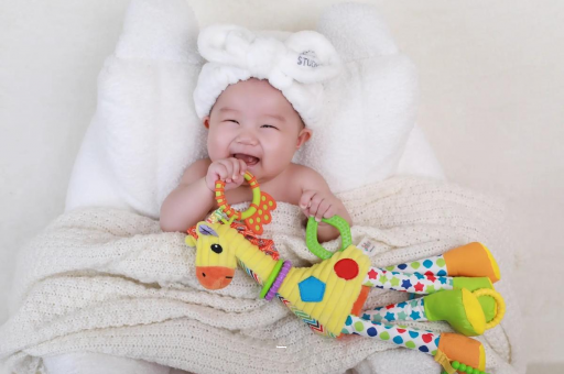 澄迈三个月宝宝正确抱姿